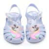 sandales-licorne-meli-avec-arc-en-ciel-1a.jpg Paire de sandales de plage bleues pour enfants, décorées de motifs de licorne colorée. Chaussures parfaites pour l'été, confortables et mignonnes., 45502337777919,45502337810687,45502337843455,45502337876223,45502337908991,45502337941759,45502337974527,45502338007295,45502338040063 | Licorne Shop