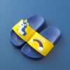sandales-licorne-pour-enfants-en-nouvelle-zelande-1a.jpg Gros plan de deux jolies sandales bleues pour enfants avec des motifs d'animaux et arc-en-ciel sur fond bleu. Idéal pour les vacances à la plage ou les journées décontractées., 45502337483007,45502337515775,45502337548543,45502337581311,45502337614079,45502337646847,45502337679615,45502337712383,45502337745151 | Licorne Shop