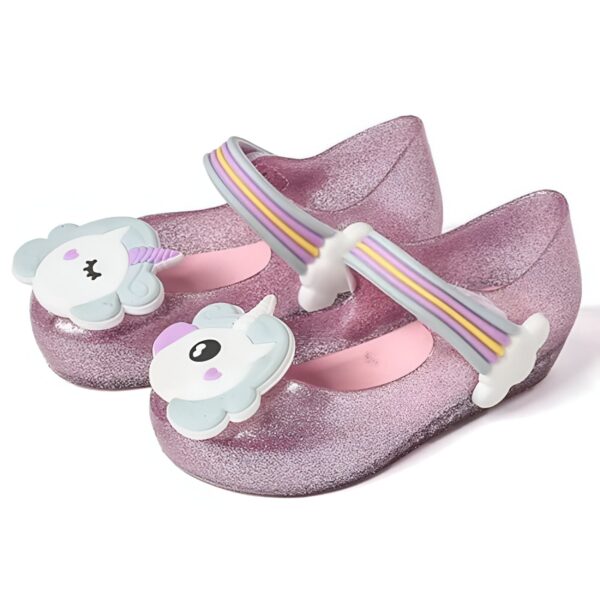 Paire de ballerines roses à paillettes pour enfant, ornées de licornes stylisées et d'une bride arc-en-ciel. Chaussures ludiques et confortables, parfaites pour les petites filles., 45502340989183,45502341021951,45502341054719,45502341087487,45502341120255,45502341153023,45502341185791,45502341218559,45502341251327 | Licorne Shop