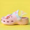 Gros plan d'une chaussure sabot rose pour enfant avec un motif de licorne et le mot "ORN" dessus, placée sur un fond jaune uni. Chaussure décontractée pour filles, tendance et confortable., 45502046306559,45502046339327,45502046372095,45502046404863,45502046437631,45502046470399,45502046503167,45502046535935,45502046568703 | Licorne Shop
