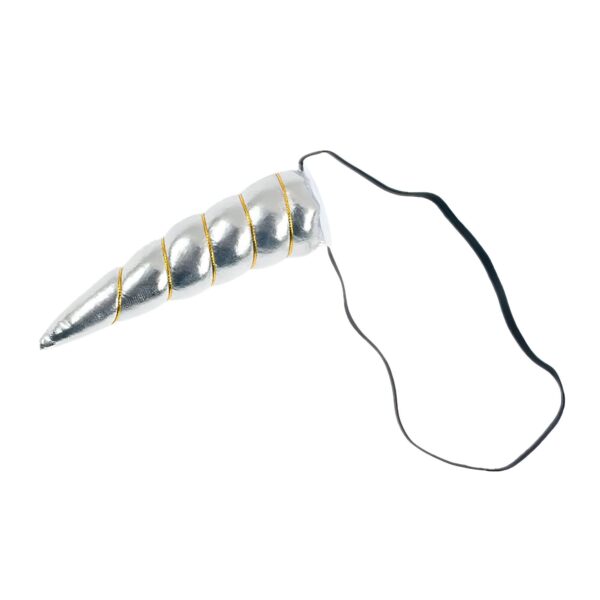 serre-tete-deguisement-licorne-argente-extensible-1a.jpg Gros plan d'une corne d'unicorne argentée avec des détails dorés, attachée à un élastique noir. Accessoire de déguisement pour enfants ou adultes, idéal pour une fête d'anniversaire ou un carnaval., 45502406623487 | Licorne Shop