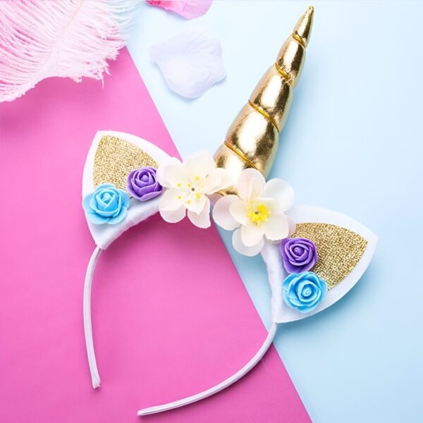 serre-tete-licorne-adulte-corne-doree-et-paillettes-1a.jpg Serre-tête licorne avec corne dorée, oreilles blanches à paillettes dorées et fleurs blanches, bleues et violettes. Fond rose et bleu pastel., 45501336453375 | Licorne Shop