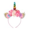 serre-tete-licorne-arc-en-ciel-fleur-1a Un serre-tête licorne avec des fleurs roses, bleues et violettes. La licorne a une corne dorée et des oreilles à paillettes.