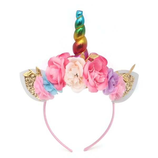 serre-tete-licorne-arc-en-ciel-fleur-1a Un serre-tête licorne avec des fleurs roses, bleues et violettes. La licorne a une corne dorée et des oreilles à paillettes.