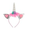 serre-tete-licorne-corne-en-bois-de-foret-amazonienne-1a.jpg Serre-tête licorne avec corne blanche et torsade dorée, ornée de fleurs turquoise et violette sur tulle rose. Oreilles roses pailletées argentées. Accessoire de fête pour enfant., 45502406557951 | Licorne Shop