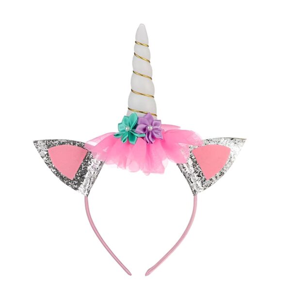 serre-tete-licorne-corne-en-bois-de-foret-amazonienne-1a.jpg Serre-tête licorne avec corne blanche et torsade dorée, ornée de fleurs turquoise et violette sur tulle rose. Oreilles roses pailletées argentées. Accessoire de fête pour enfant., 45502406557951 | Licorne Shop