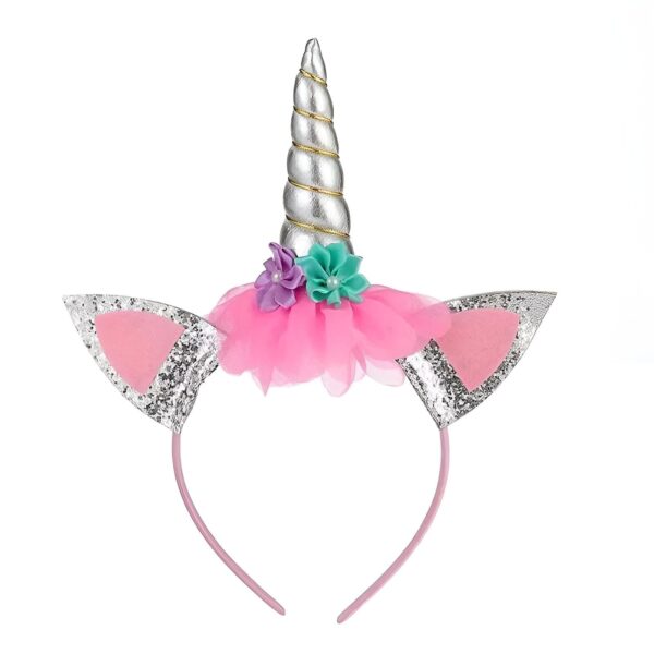 serre-tete-licorne-paillette-argente-2a Un serre-tête licorne avec des oreilles de lapin roses pailletées, une corne de licorne argentée et des fleurs en tissu.