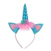 Un serre-tête licorne bleu avec une corne en spirale et des oreilles roses. Il est décoré de fleurs roses et bleues.