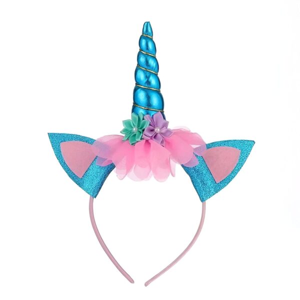 serre-tete-licorne-paillette-bleu-2a Un serre-tête licorne bleu avec une corne en spirale et des oreilles roses. Il est décoré de fleurs roses et bleues.