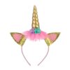 serre-tete-licorne-paillette-dore-2a Un serre-tête doré avec une corne de licorne, des oreilles de lapin roses et des fleurs en tissu.