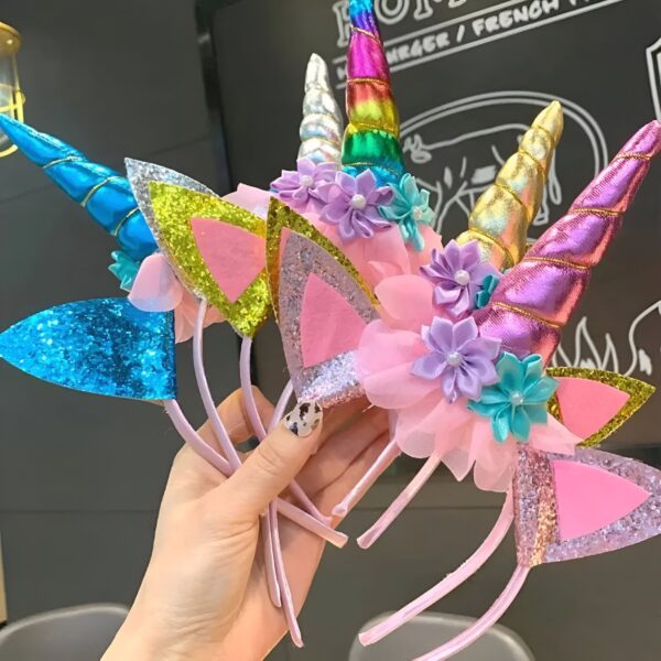 serre-tete-licorne-paillette-rouge-1a Une image de quatre serre-têtes licorne. Les serre-têtes sont de différentes couleurs, avec des fleurs et des paillettes.