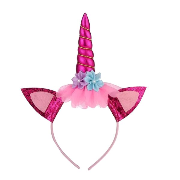 serre-tete-licorne-paillette-rouge-2a Un serre-tête licorne avec une corne rose et des oreilles à paillettes roses. Il est décoré de fleurs en tissu bleu et rose.