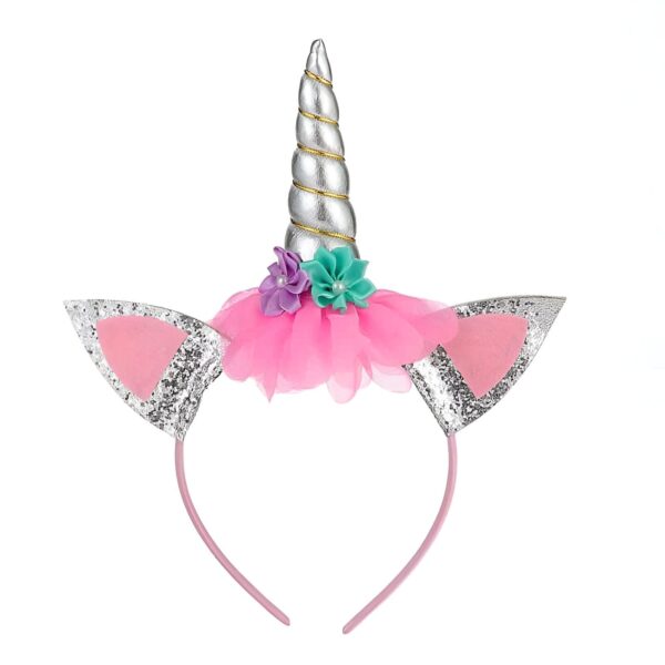 serre-tete-licorne-pour-fete-et-deguisement-enfant-1a.jpg Serre-tête licorne avec corne argentée, oreilles pailletées, tulle rose et fleurs décoratives. Accessoire de déguisement pour enfants, idéal pour les fêtes et anniversaires sur le thème de la licorne., 45501375480063 | Licorne Shop