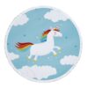 serviette-de-plage-bleue-licorne-pour-enfants-1a.jpg Serviette de plage ronde avec motif d'un licorne blanc, crinière et queue arc-en-ciel, sur un fond bleu ciel avec des nuages blancs et des petites étoiles. La serviette a une bordure à franges blanches., 45501225861375 | Licorne Shop