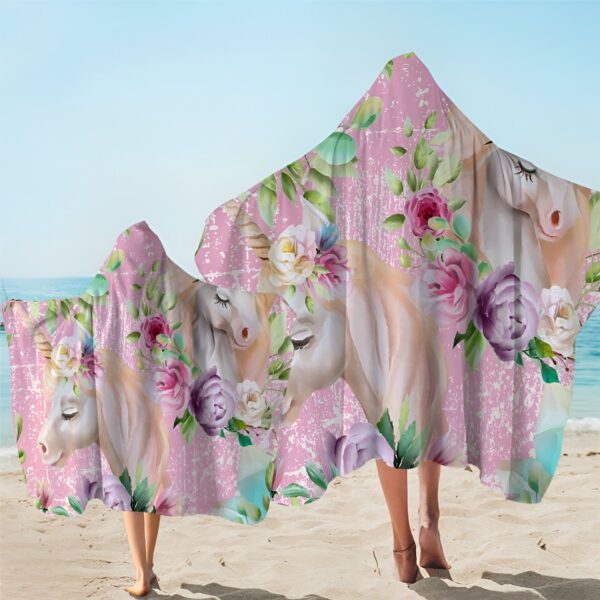 serviette-de-plage-grande-taille-absorbante-licorne-magic-target-1a.jpg Personnes sur la plage portant des serviettes de bain à capuche avec imprimé de licornes et de fleurs roses. Serviettes poncho décoratives pour enfant., 45501253320959 | Licorne Shop