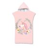 serviette-de-plage-poncho-licorne-a-capuche-1a.jpg Poncho de bain rose avec capuche pour enfant, orné d'un motif d'une licorne dans une couronne de fleurs. Idéal pour la plage ou la piscine., 45501256696063 | Licorne Shop