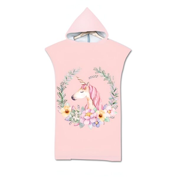 serviette-de-plage-poncho-licorne-a-capuche-1a.jpg Poncho de bain rose avec capuche pour enfant, orné d'un motif d'une licorne dans une couronne de fleurs. Idéal pour la plage ou la piscine., 45501256696063 | Licorne Shop