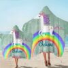 Deux personnes sur une plage, portant des serviettes à capuche avec un motif de licorne sur un arc-en-ciel, le texte « Believe in Miracles » écrit en dessous, sur un fond vert d'eau., 45501252108543 | Licorne Shop