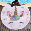 serviette-de-plage-ronde-epaisse-motif-licorne-1a.jpg Serviette de plage ronde avec motif licorne rose et doré. Une femme se prélasse au bord de la piscine, la serviette étalée sur le sol en bois. Détails brillants et motifs enfantins., 45501256532223 | Licorne Shop