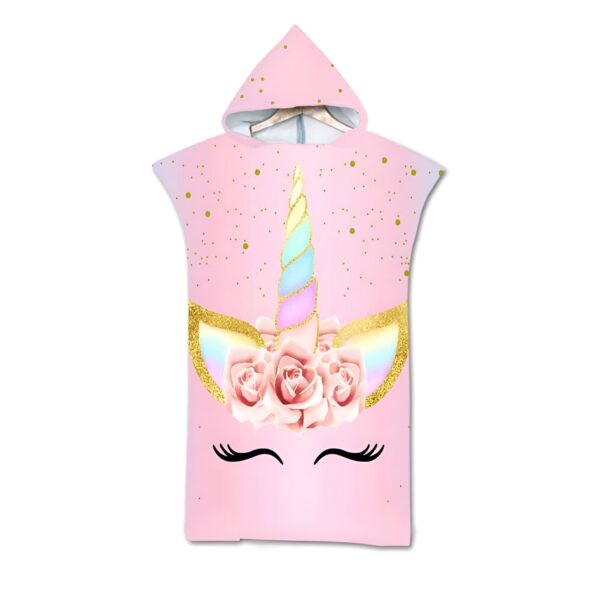 serviette-poncho-de-plage-a-capuche-licorne-pour-femme-1a.jpg Poncho de bain à capuche rose pour enfants, motif de licorne avec des fleurs, des oreilles dorées et des cils noirs. Idéal pour la plage ou la piscine., 45501255680255 | Licorne Shop