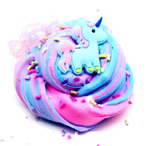 Pâte à modeler multicolore rose et bleue en forme de spirale, décorée de vermicelles colorés, d'un bonbon et d'une figurine de licorne bleue., 45501394583807 | Licorne Shop