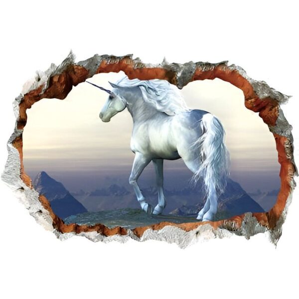 sticker-licorne-3d-1a.jpg Une illustration d'une licorne blanche marchant sur un rebord rocheux avec des montagnes en arrière-plan. La licorne est représentée de profil et est éclairée par une lumière blanche.