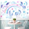 sticker-licorne-arc-en-ciel-1a.jpg L'image représente une licorne avec une crinière et une queue arc-en-ciel, debout sur un nuage. Il y a aussi un arc-en-ciel avec des étoiles et des nuages. La licorne est entourée d'étoiles et de cœurs.