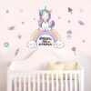 sticker-licorne-arc-en-ciel-chambre-bebe-3a.jpg Une illustration d'une licorne assise sur un arc-en-ciel. La licorne est blanche avec une crinière et une queue roses. Elle porte une couronne dorée et un collier de fleurs. L'arc-en-ciel est coloré et se termine par deux nuages. Il y a aussi des étoiles, des cœurs, des ailes, une sucette, un beignet, une pastèque et une glace.