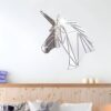 sticker-licorne-argent-1a.jpg L'image représente une tête de licorne en 3D. Elle est composée de plusieurs facettes planes et brillantes. La surface de la tête de licorne est réfléchissante.