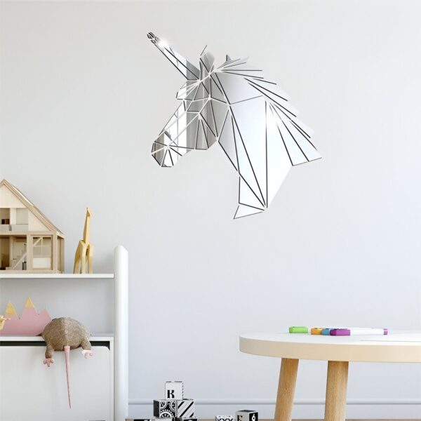 sticker-licorne-argent-2a.jpg Une image d'une tête de licorne en miroir. La licorne est représentée de profil et est composée de plusieurs facettes triangulaires. L'image est en noir et blanc.
