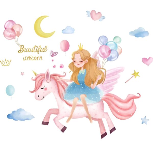 Une illustration d'une licorne rose avec une crinière et une queue arc-en-ciel, portant une selle et une bride roses. La licorne est montée par une petite fille aux cheveux blonds et aux yeux bleus, vêtue d'une robe bleue et d'une couronne dorée. La petite fille tient les rênes de la licorne et sourit. En arrière-plan, on peut voir un ciel bleu avec des nuages blancs et des étoiles roses.