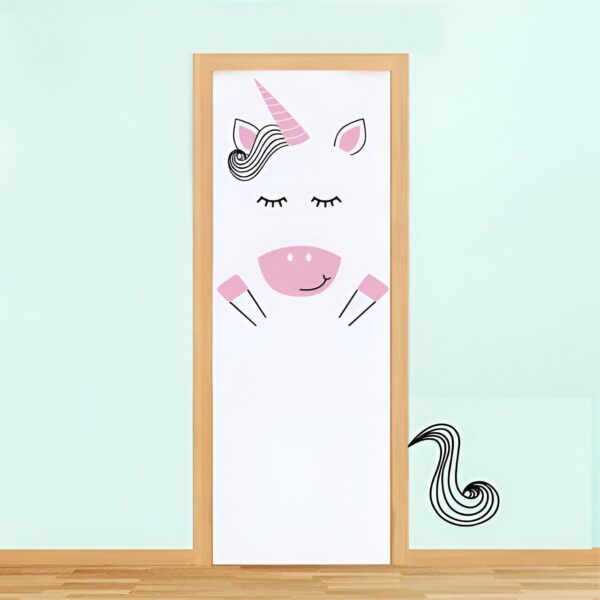sticker-licorne-humour-1a.jpg Une porte blanche avec un sticker d'une licorne rose et noire. La licorne a les yeux fermés, sourit et a une seule corne.