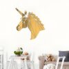 Une image d'une tête de licorne en 3D de couleur or. La licorne est composée de plusieurs polygones.