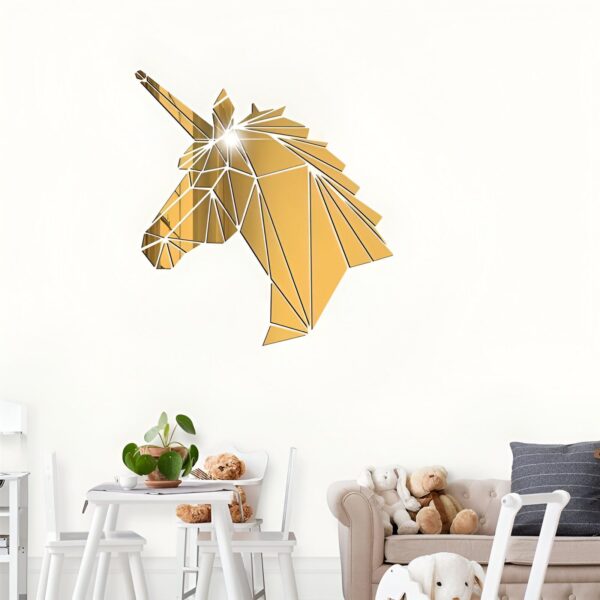 Une image d'une tête de licorne en 3D de couleur or. La licorne est composée de plusieurs polygones.