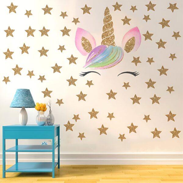 sticker-licorne-paillette-1a.jpg Une image d'une licorne avec des étoiles. La licorne a une crinière arc-en-ciel et des étoiles roses et dorées l'entourent.