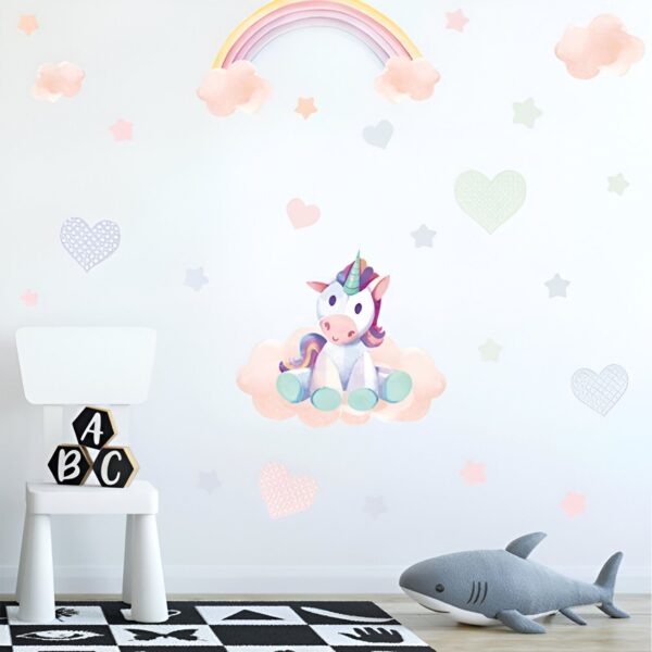 sticker-licorne-petite-fille-4a.jpg Une illustration d'une licorne assise sur un nuage avec un arc-en-ciel et des étoiles en arrière-plan.