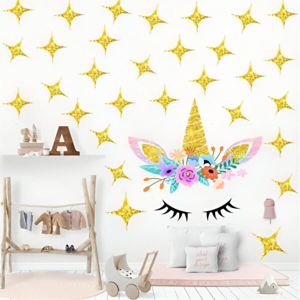 Une chambre d'enfant avec une décoration de licorne. La licorne a une crinière et une queue roses, et des fleurs sur la tête. Il y a des étoiles dorées qui brillent dans le fond.