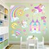 Une chambre d'enfant avec une fresque représentant un château, des licornes, des arcs-en-ciel et des étoiles.
