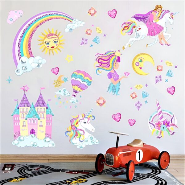 L'image représente une chambre d'enfant avec des stickers muraux. On y voit un château, une licorne, un arc-en-ciel, des nuages, des étoiles et des coeurs. Les couleurs sont vives et闪亮.