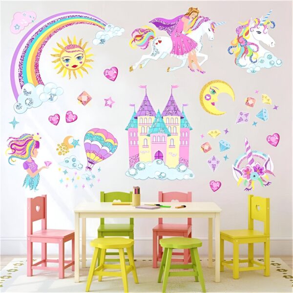 L'image représente une chambre d'enfant avec une fresque murale. On y voit un château, des licornes, des arcs-en-ciel et des étoiles. La fresque est colorée et pailletée.