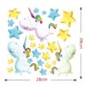 sticker-mural-etoile-licorne-1a.jpg L'image représente des licornes et des étoiles. Les licornes sont blanches avec des crinières et des queues arc-en-ciel. Les étoiles sont bleues, jaunes et vertes.