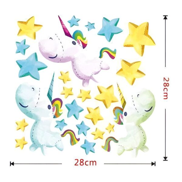 sticker-mural-etoile-licorne-1a.jpg L'image représente des licornes et des étoiles. Les licornes sont blanches avec des crinières et des queues arc-en-ciel. Les étoiles sont bleues, jaunes et vertes.