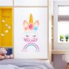 Une illustration d'une licorne blanche avec une corne dorée, des fleurs roses et bleues dans les cheveux et un arc-en-ciel avec le texte "Come inside it's fun" écrit dessus.