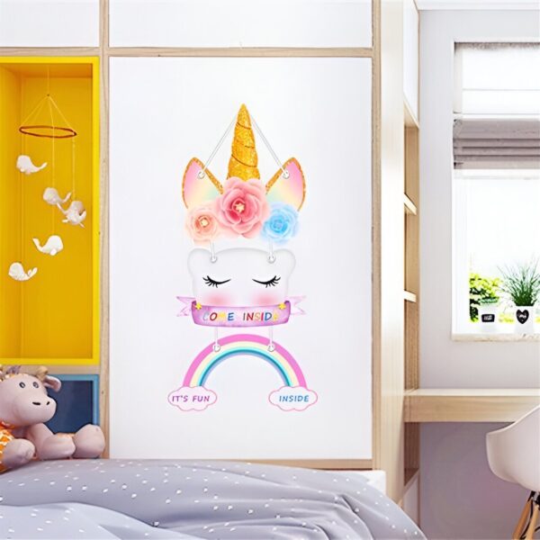 Une illustration d'une licorne blanche avec une corne dorée, des fleurs roses et bleues dans les cheveux et un arc-en-ciel avec le texte "Come inside it's fun" écrit dessus.