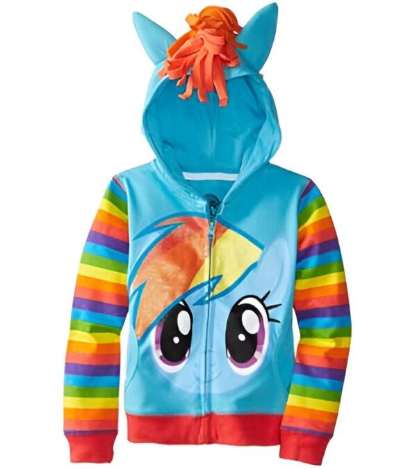sweat-a-capuche-deguisement-licorne-pour-fille-1a-1.jpg Sweat à capuche pour enfant sur le thème de Mon Petit Poney, bleu clair avec des manches arc-en-ciel. Le sweat représente le visage de Rainbow Dash et a une crinière sur la capuche., 45502394794239,45502394827007,45502394859775,45502394892543,45502394925311,45502394958079,45502394990847,45502395023615 | Licorne Shop