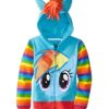 sweat-a-capuche-deguisement-licorne-pour-fille-1a.jpg Sweat à capuche pour enfant sur le thème de Mon Petit Poney, bleu clair avec des manches arc-en-ciel. Le sweat représente le visage de Rainbow Dash et a une crinière sur la capuche., 45502394794239,45502394827007,45502394859775,45502394892543,45502394925311,45502394958079,45502394990847,45502395023615 | Licorne Shop