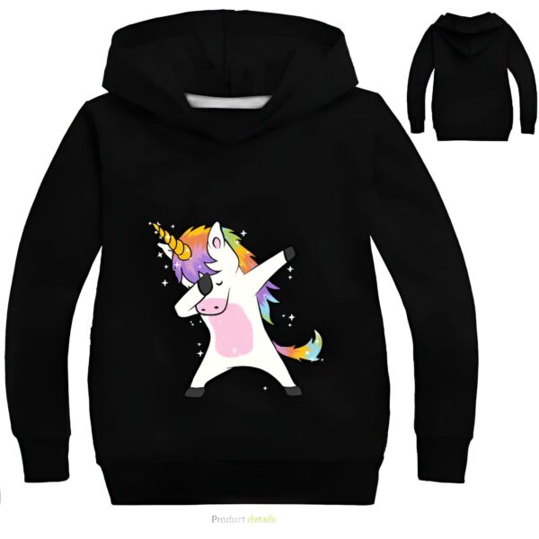 sweat-a-capuche-fun-licorne-dabbing-1a-1.jpg Sweat à capuche noir avec un dessin de licorne faisant un dab. La licorne a une crinière multicolore et une corne dorée. Le sweat a également une capuche et des manches longues. Un autre sweat à capuche noir est visible en arrière-plan., 45501703848191,45501704012031,45501704110335,45501704175871,45501704241407,45501704274175,45501704306943,45501704339711 | Licorne Shop