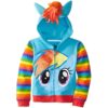 sweat-a-capuche-licorne-avec-corne-et-oreilles-pour-fille-1a.jpg Veste zippée à capuche pour enfant My Little Pony. Elle est bleu ciel avec des manches rayées arc-en-ciel, un dessin de Rainbow Dash sur le devant, et une crinière et des oreilles sur la capuche. Idéal pour les fans de poneys !, 45502396170495,45502396203263,45502396236031,45502396268799,45502396301567,45502396334335,45502396367103,45502396399871 | Licorne Shop