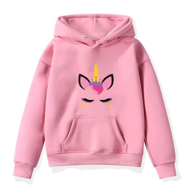 sweat-a-capuche-licorne-fille-confortable-1a-1.jpg Sweat à capuche rose avec un motif de visage de licorne stylisé. Détails incluent une corne dorée, une crinière rose, une couronne et des cils noirs ornés d'étoiles. Poche kangourou sur le devant., 45502392566015,45502392598783,45502392631551,45502392664319,45502392697087,45502392729855,45502392762623,45502392795391 | Licorne Shop