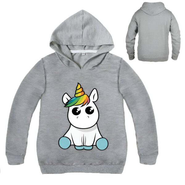 sweat-a-capuche-licorne-pour-fille-gris-1a-1.jpg Image d'un sweat-shirt gris à capuche avec un motif de licorne kawaii sur le devant. Un autre sweat-shirt uni est visible en arrière-plan., 45502397841663,45502397874431,45502397907199,45502397939967,45502397972735,45502398005503,45502398038271,45502398071039 | Licorne Shop